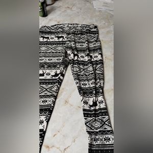 Black and white Christmas leggings